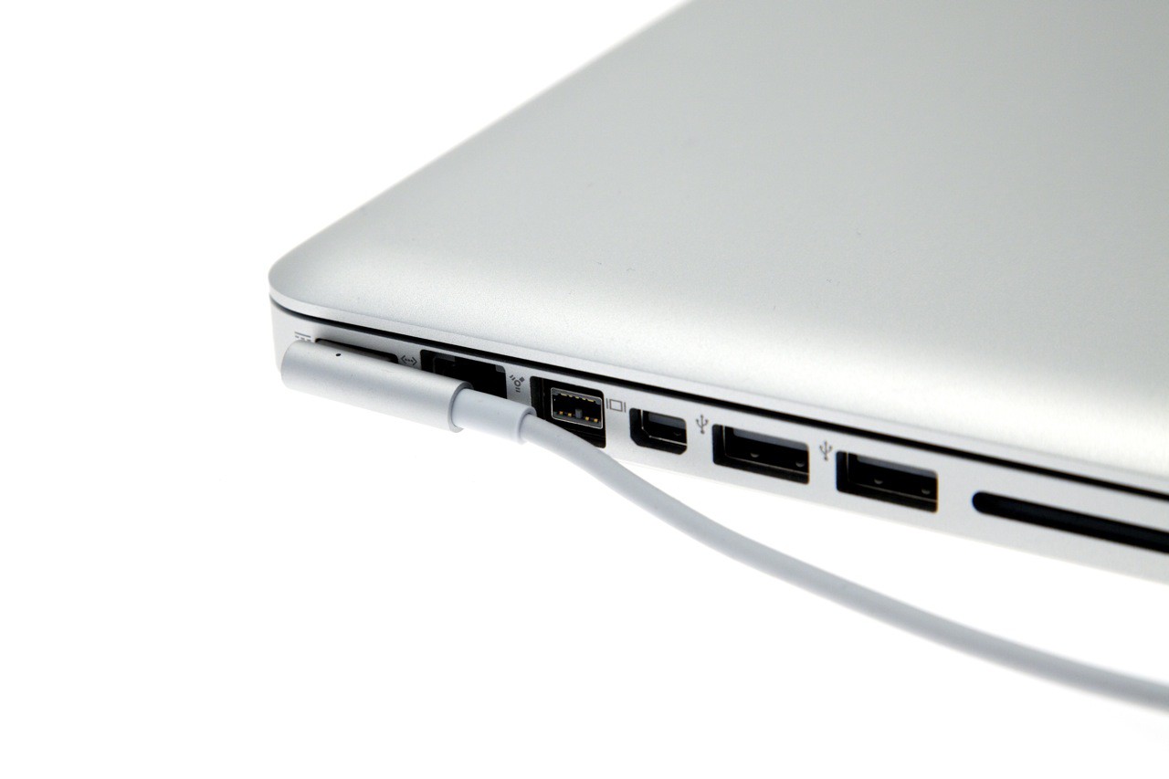 ... dessen Kabelführung anders ist. Nachteile hat das nur, wenn der Nutzer das Kabel nach vorne führen will.