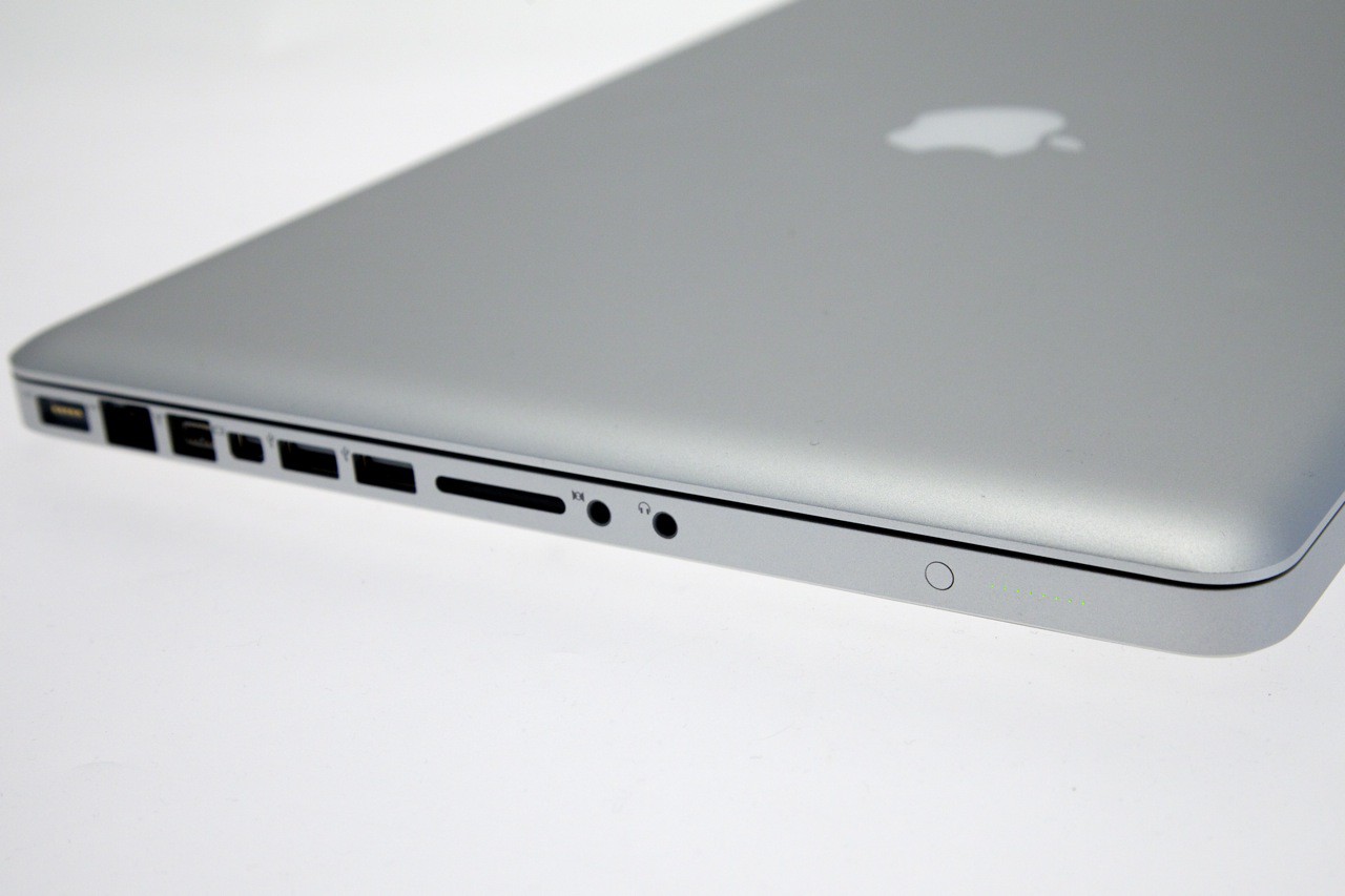 Wie gehabt zeigen kleine LEDs (rechts) den Status des Akkus an.