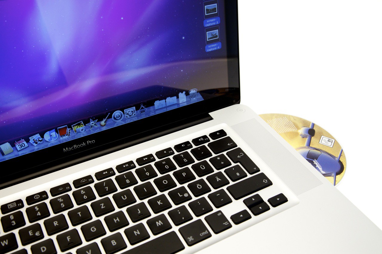 Das Display spiegelt. Matte High-Res-Displays gibt es nur gegen Aufpreis und auf besondere Bestellung.