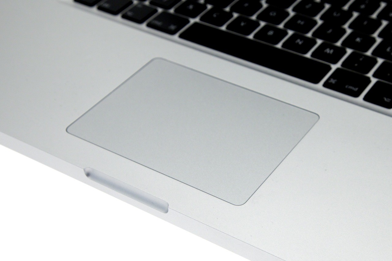 Eine Neuerung, die kaum erkennbar ist: Das Trackpad aus Glas befindet sich fast auf derselben Ebene wie die Handballenauflage. Der Übergang lässt sich nicht mehr so einfach erfühlen.