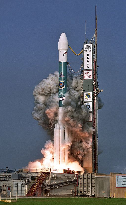 Start einer Delta-II-Rakete mit einem GPS-Satelliten an Bord (Foto: Carleton Bailie/ US Air Force ) 