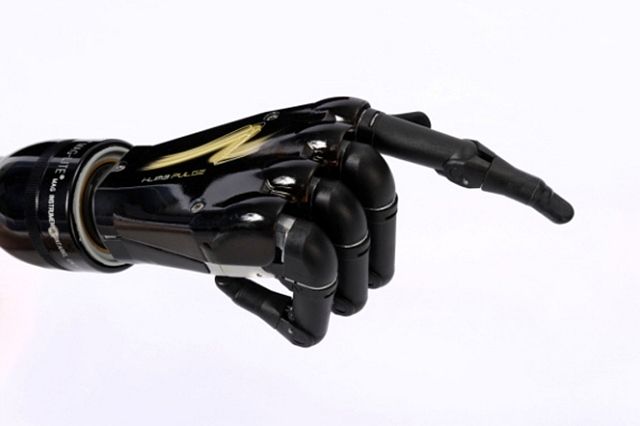 Die bionische Handprothese i-Limb Pulse wird mit Muskelsignalen bedient. (Foto: Touch Bionics)