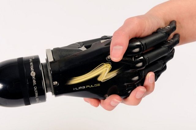 Damit soll der Träger wie mit seiner eigenen Hand greifen können. (Foto: Touch Bionics)