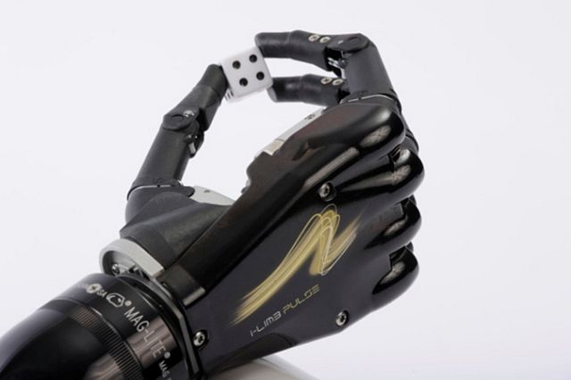 So kann er auch kleine Gegenstände fassen... (Foto: Touch Bionics)
