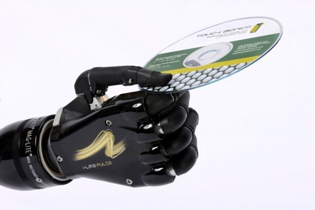 ... oder nach empfindlichen  Gegenständen greifen. (Foto: Touch Bionics)