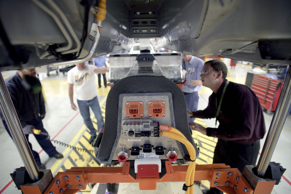 Der Akku ermöglicht eine elektrische Reichweite von etwa 65 km, ... (Foto: GM)