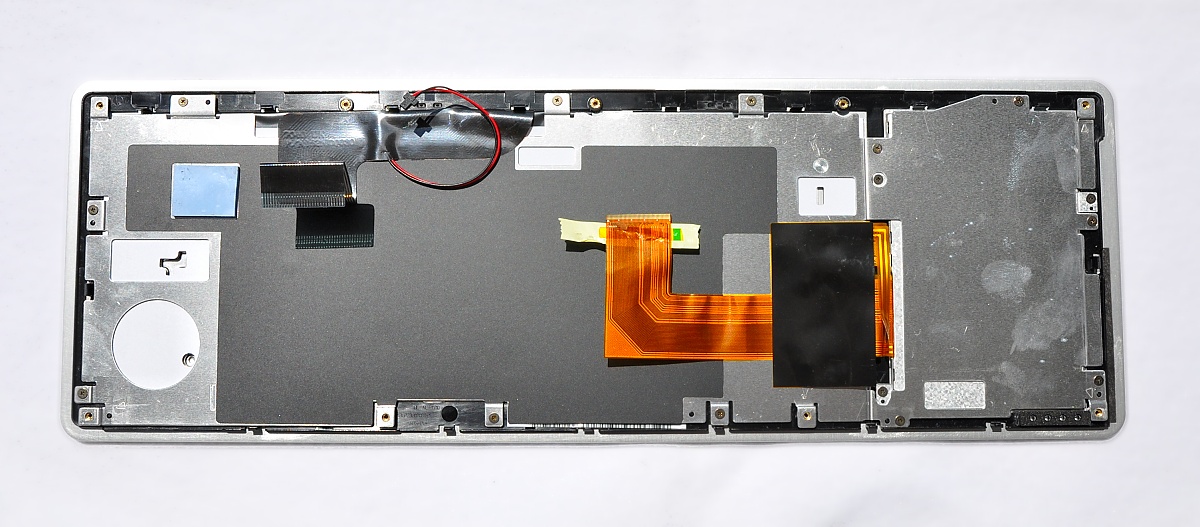 Die Ansteuerung des Touchscreens steckt im Kabel unter schwarzer Folie