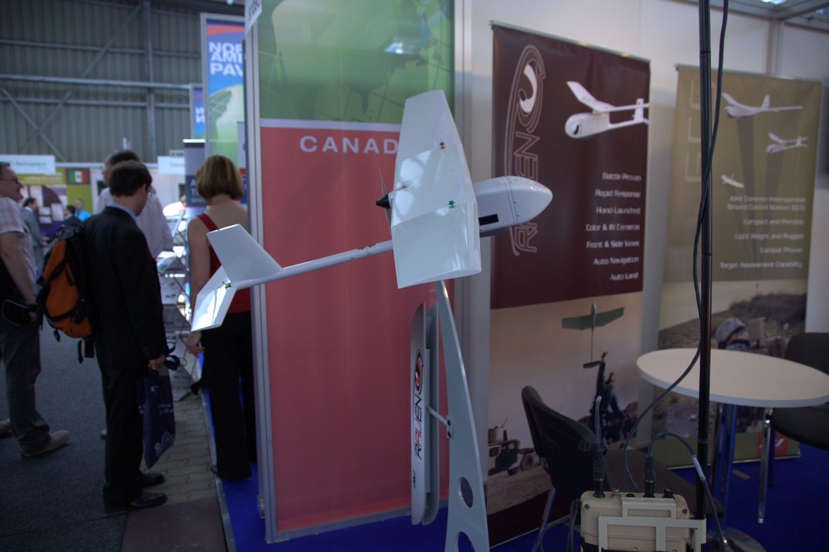Die Drohne Raven, im Vordergrund rechts ist das Ground Control System erkennbar. (Foto: wp)