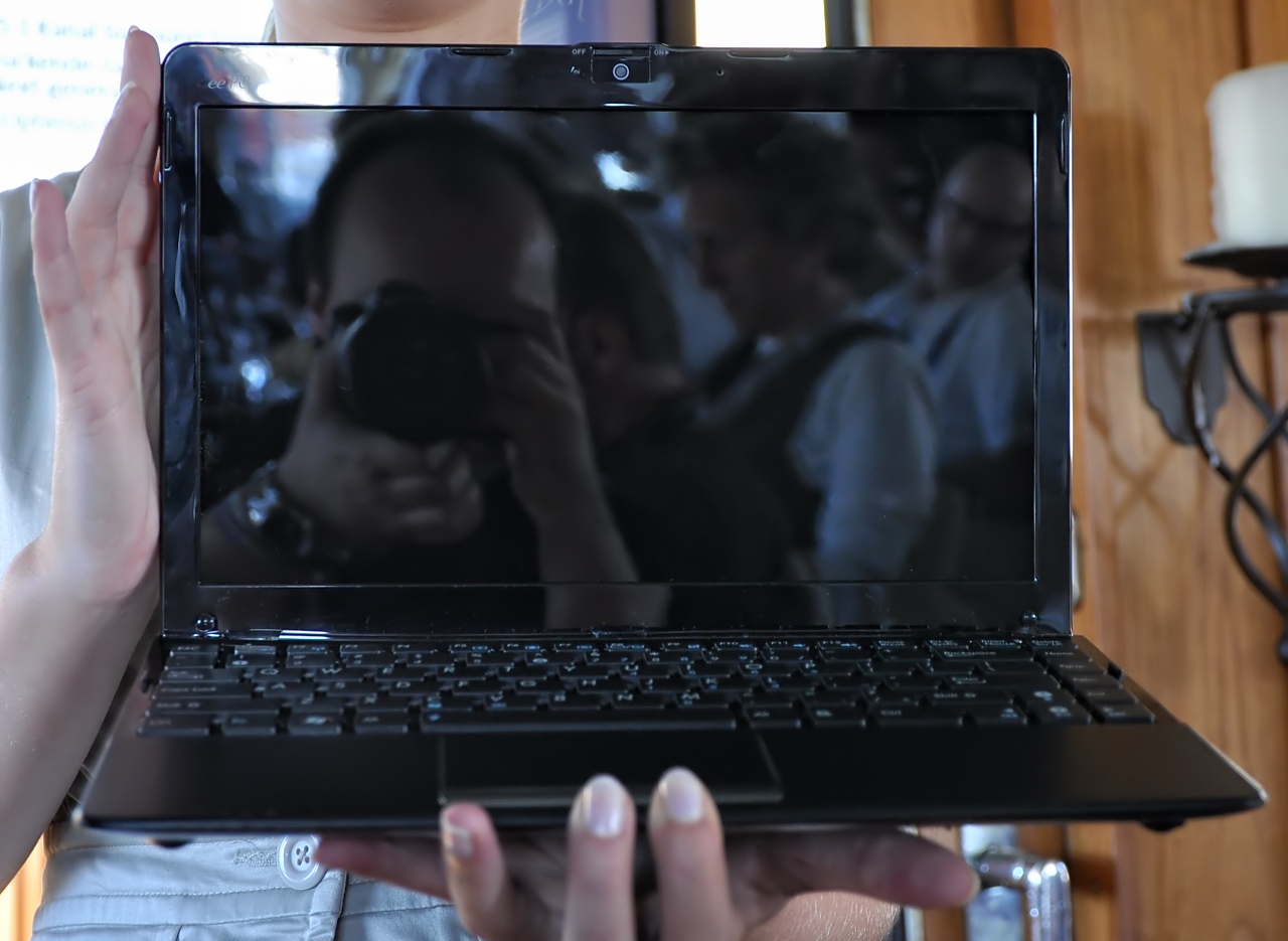 Auch im indirekten Licht spiegelt das Display der 12-Zöller stark.