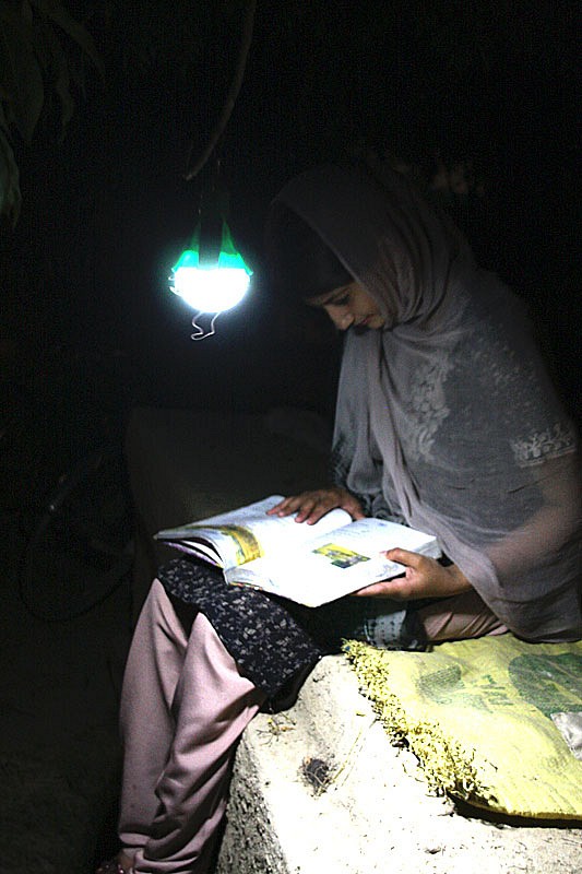 Die Lampe bringt elektrisches Licht... (Bild: Nokero)