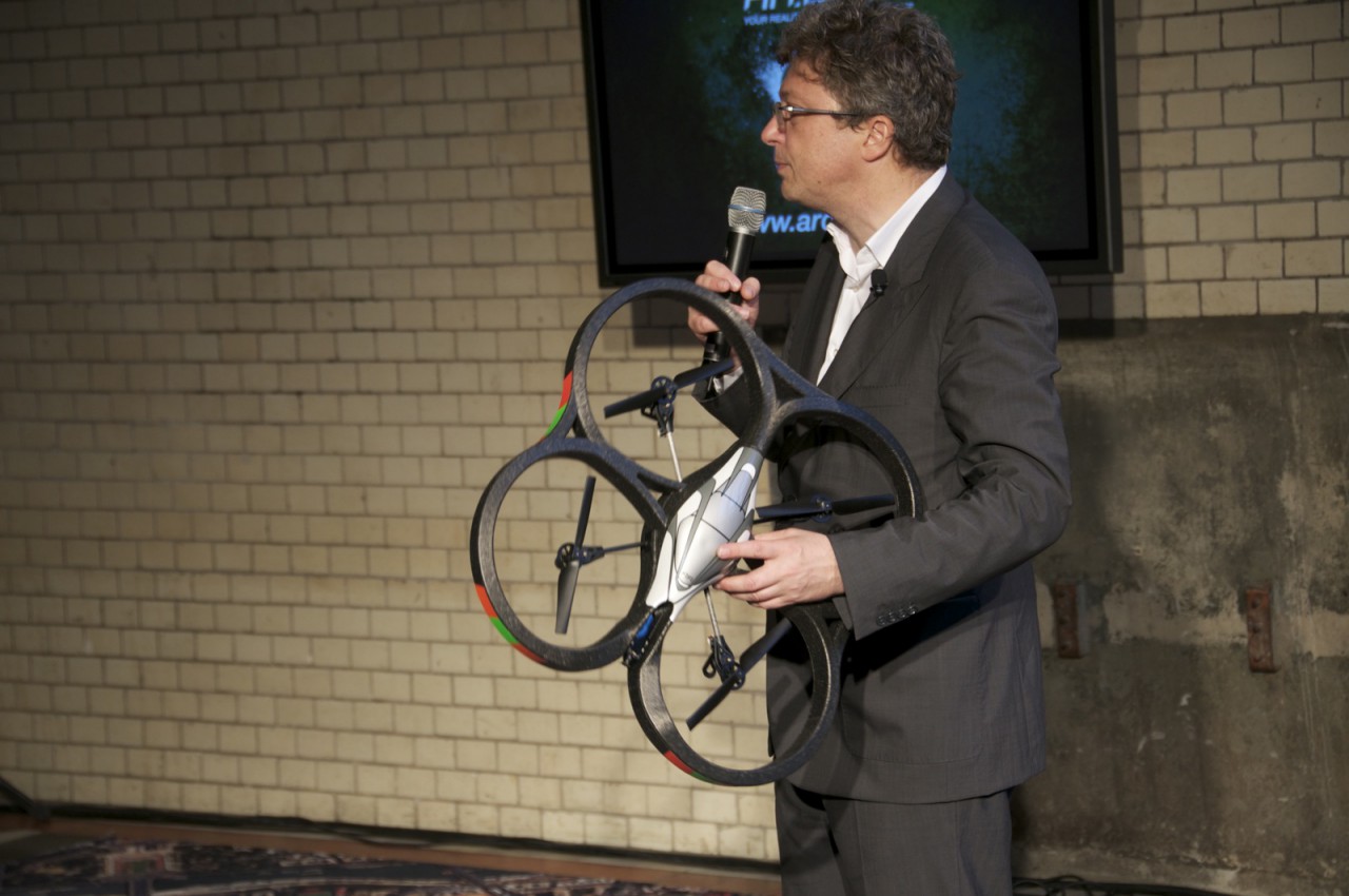 Henri Seydoux der Firma Parrot zeigt im Berliner E-Werk die AR.Drone.