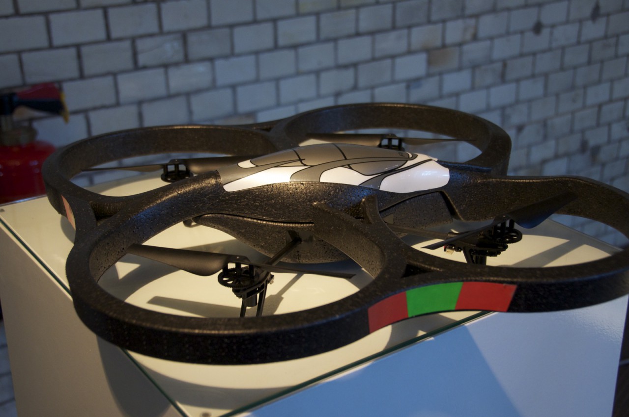 AR.Drone mit dem Schutz für Inneneinsätze