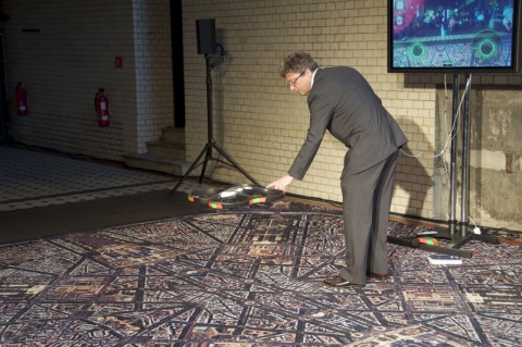 Die Software der Drohne stabilisiert sie.