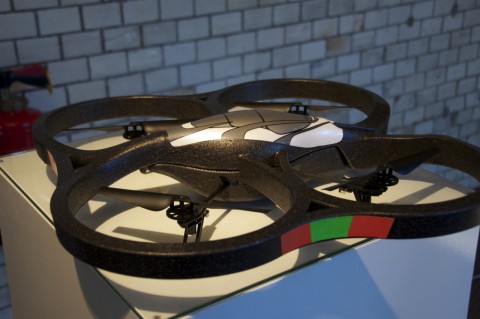 AR.Drone mit dem Schutz f&uuml;r Inneneins&auml;tze