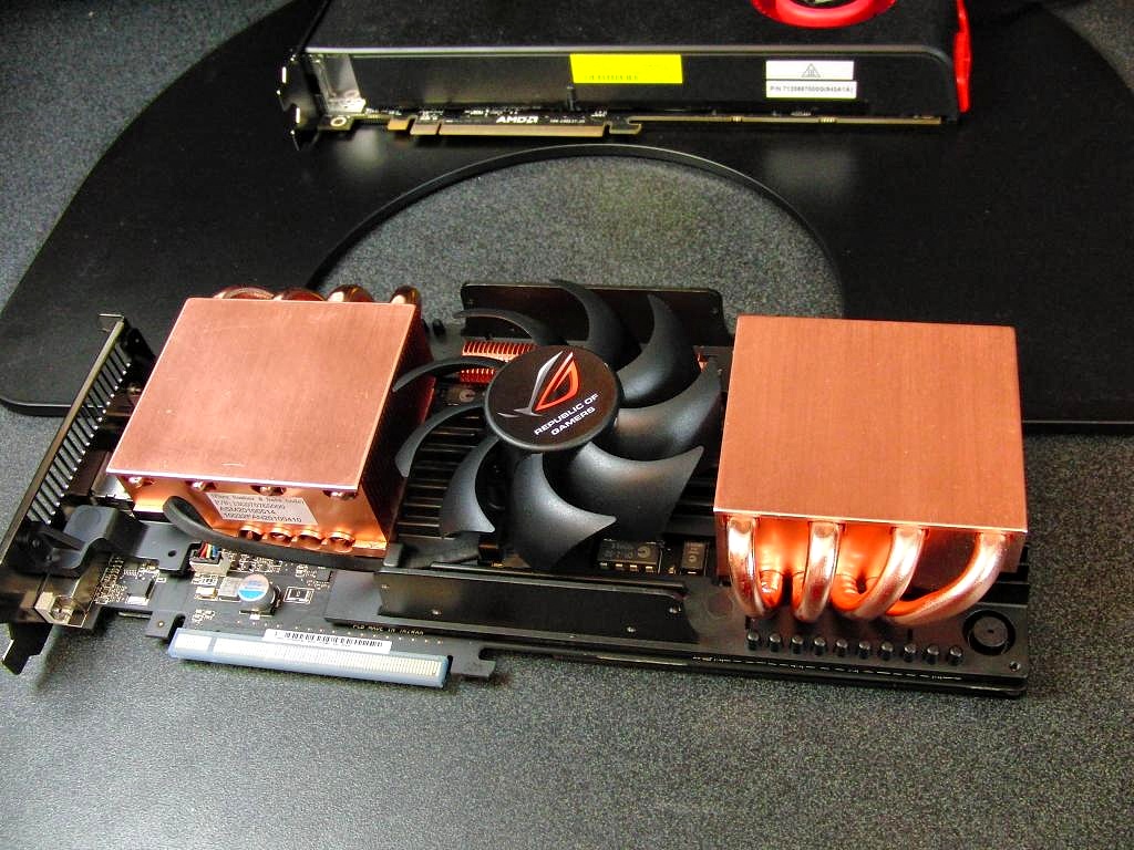 Jede GPU mit massivem Kupferkühler (Bild: HardOCP)