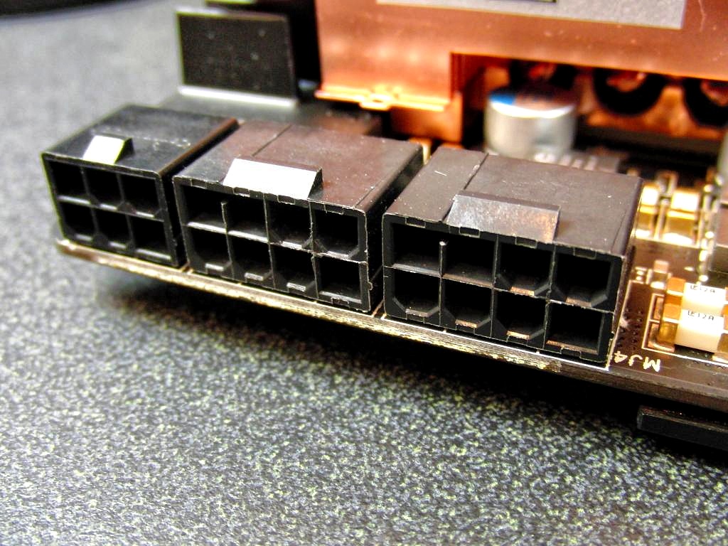 375 Watt alleine durch diese Buchsen (Bild: HardOCP)