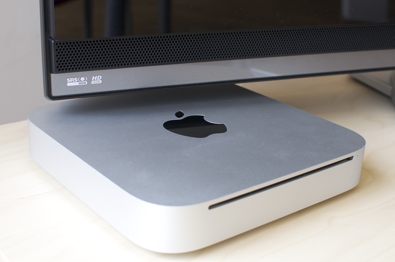 Der Mac Mini passt unter viele Fernseher.