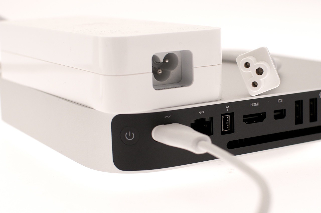 Das Netzteil und der Kleeblattstecker sind beim neuen Mac Mini verschwunden.