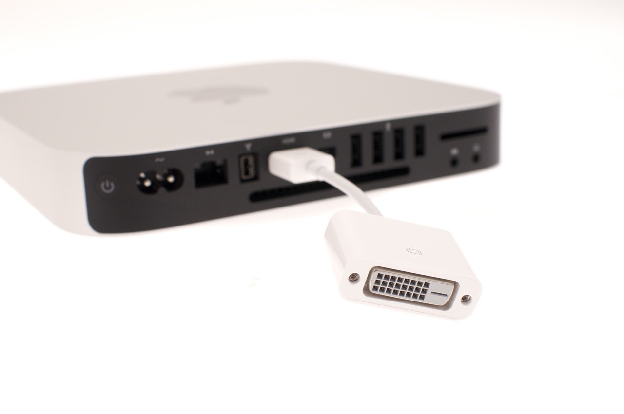 Einen DVI-Adapter legt Apple bei.