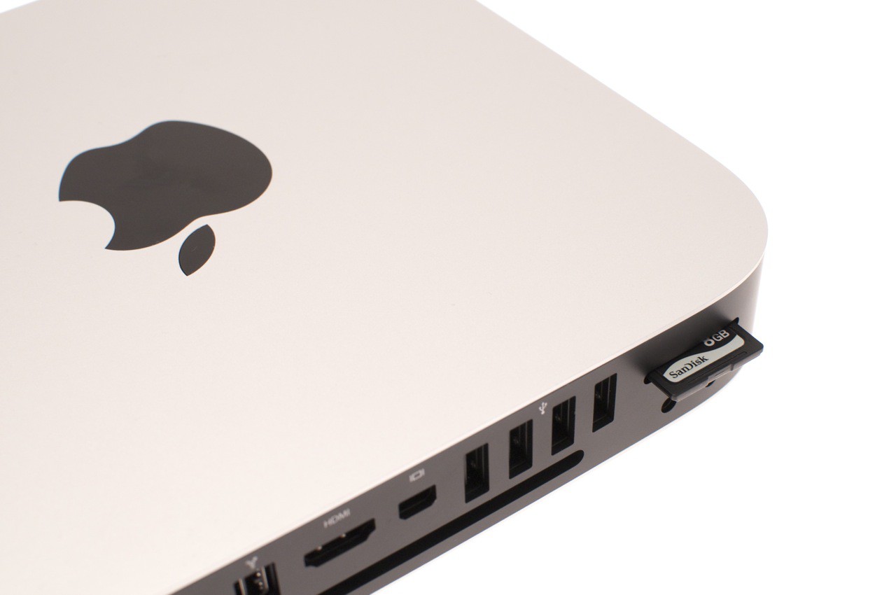 SD-Karten können direkt eingelesen werden. Der Schacht an der Rückseite macht das Einsetzen von Karten allerdings umständlich.