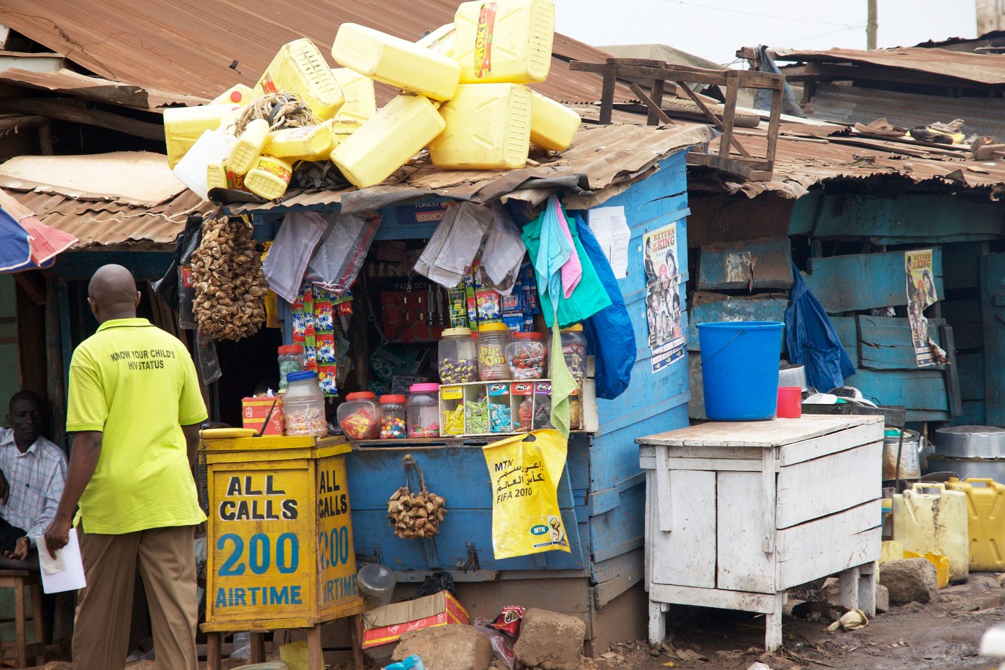 Kiosk mit öffentlichem Telefon in Uganda. Handys sind zwar weit verbreitet, aber nicht jeder kann sich ein eigenes Telefon leisten. (Foto: ji)