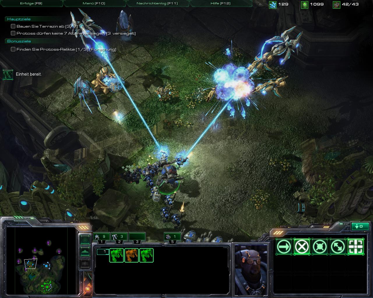 Auf einem Dschungelplaneten kämpft der Spieler gegen Protoss.