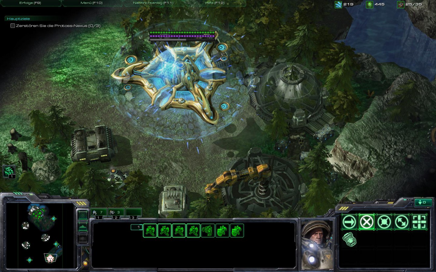 Ein Protoss-Bomber zerstört Siedlungen.