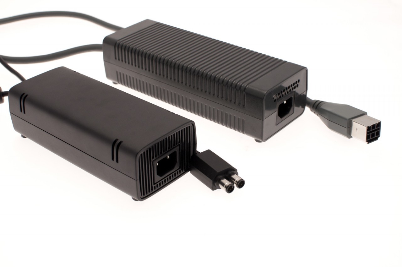 Netzteile der ersten und letzten Generation der Xbox 360.