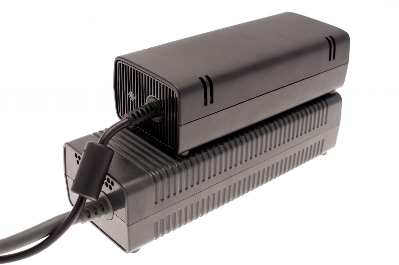 Microsoft hat das Netzteil deutlich geschrumpft.