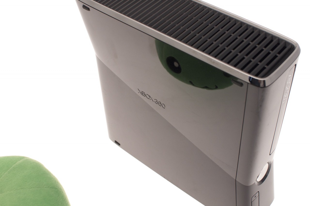 Die Glanzoberfläche der Xbox 360 Slim...