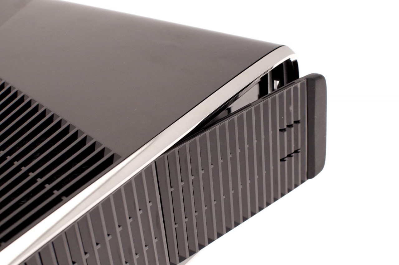 Die Festplatte ist jetzt unter einer Klappe...