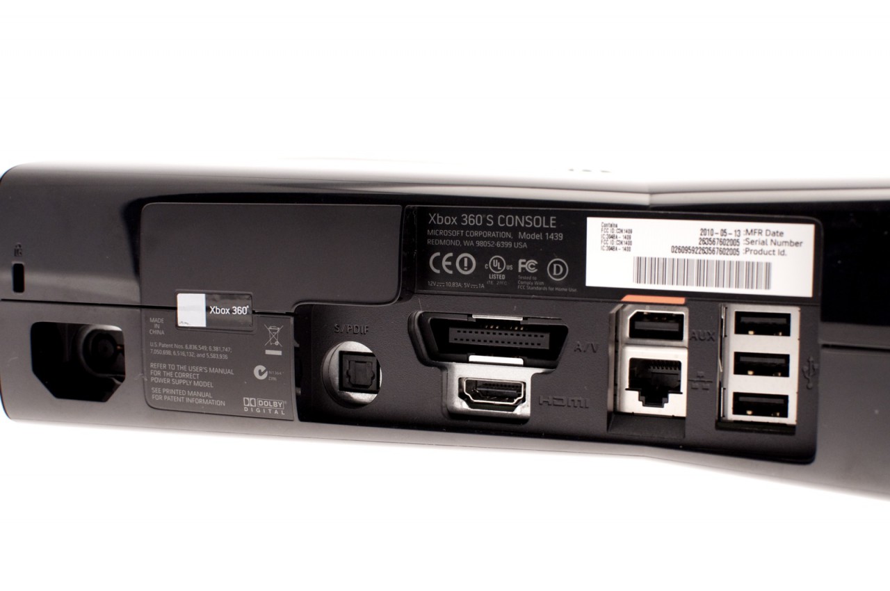 Anschlüsse der Xbox 360 Slim.