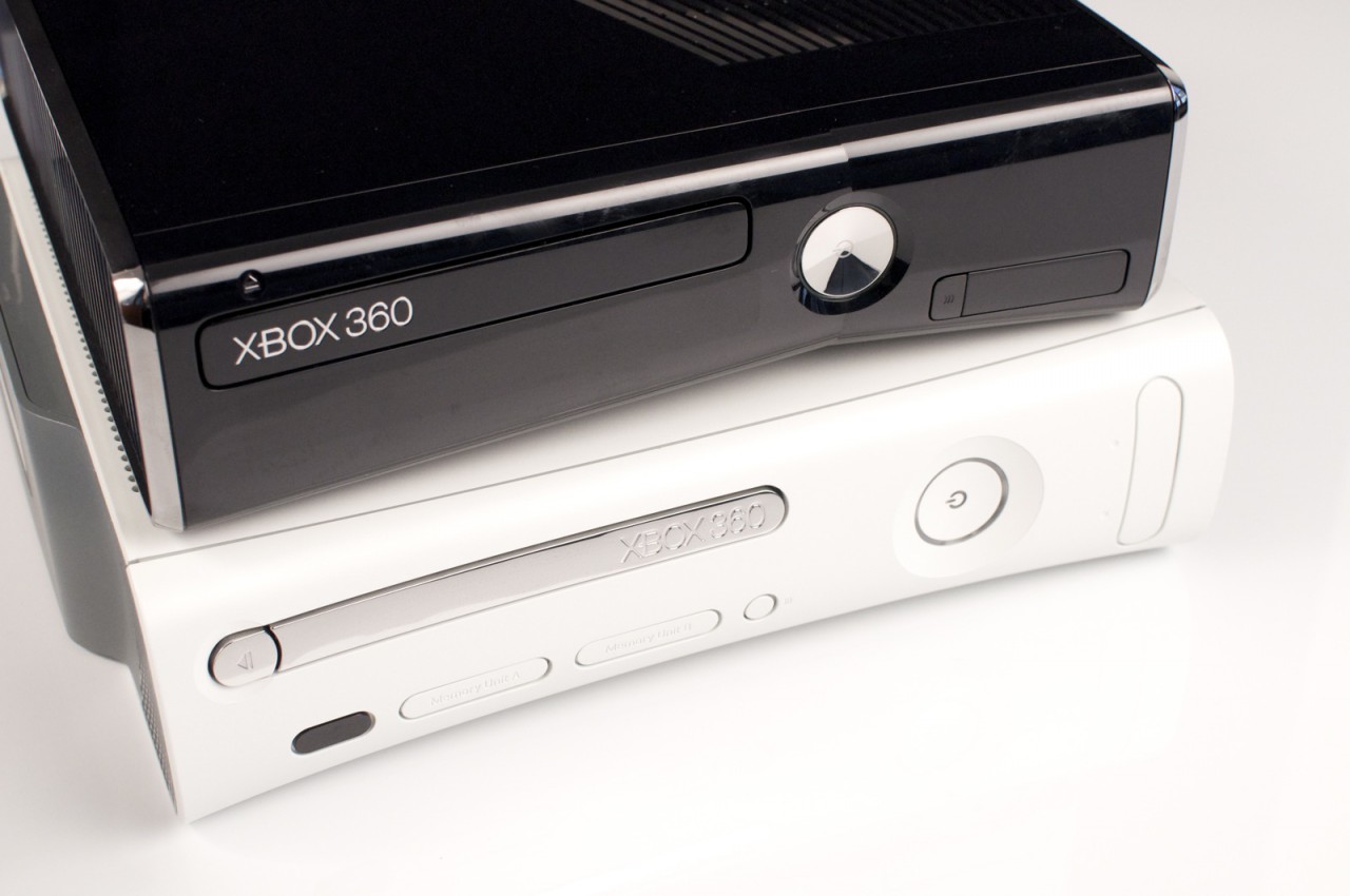 Xbox 360 Slim (oben) und das alte Modell (unten).