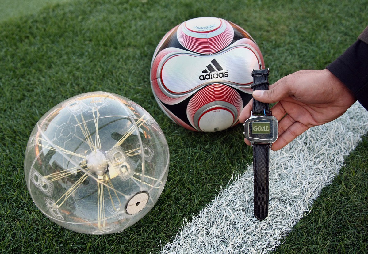 Cairos - Chip im Ball - Anzeige auf Armbanduhr des Schiedsrichters (Bild: Cairos)