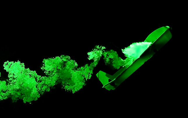 Rauch visualisiert die Turbulenzen hinter dem Flügel (Foto: Jason Dorfman/MIT)