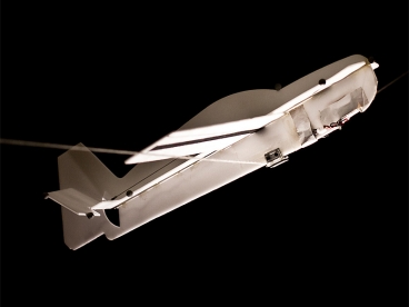 Der Gleiter hält sich mit einem Haken unter dem Rumpf an dem Draht fest (Foto: Jason Dorfman/MIT)