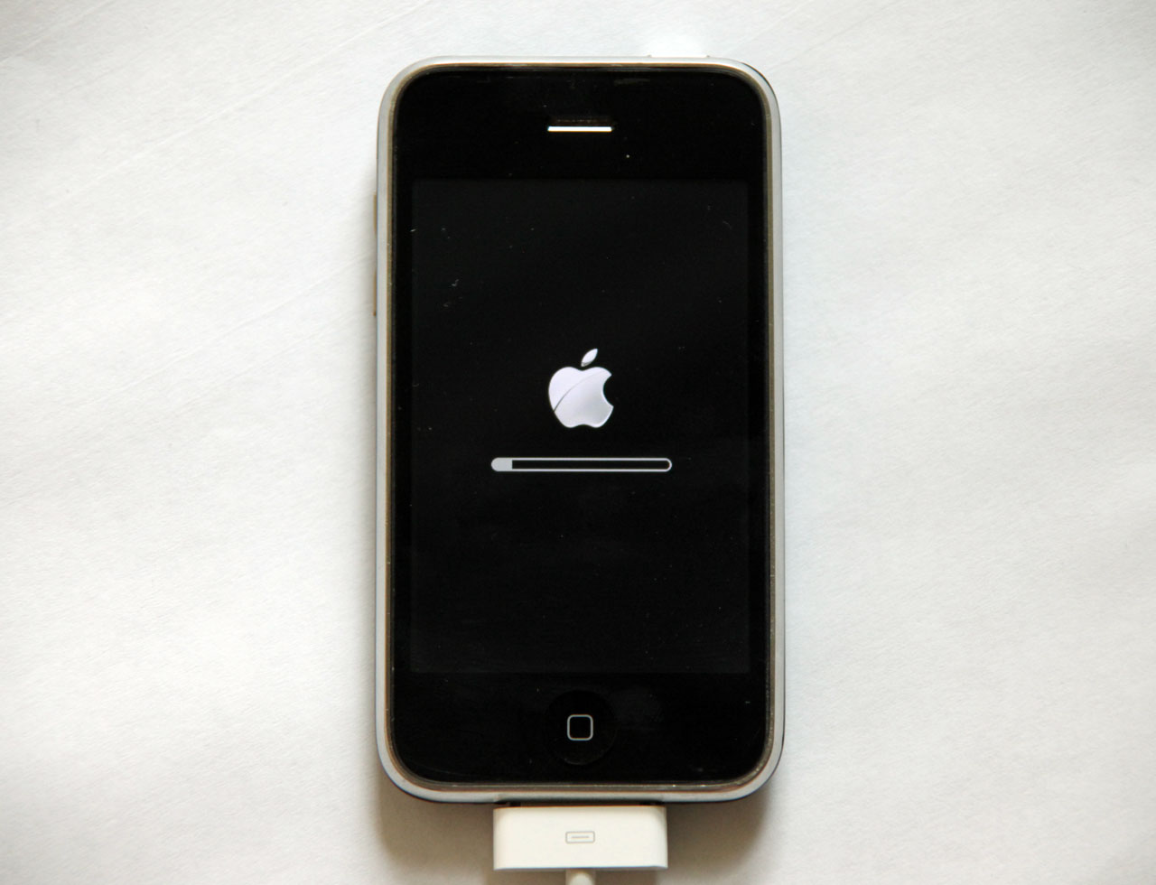 Das iPhone 3G wechselt hier gerade von iOS 4 zu iOS 3.13