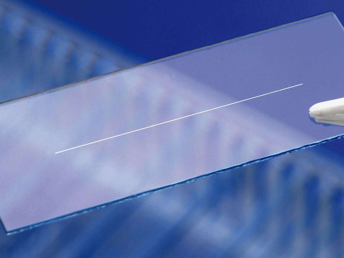 Eine Leiterbahn, die mit dem neuen Herstellungsverfahren aufgedampft wurde (Foto. Fraunhofer ILT)