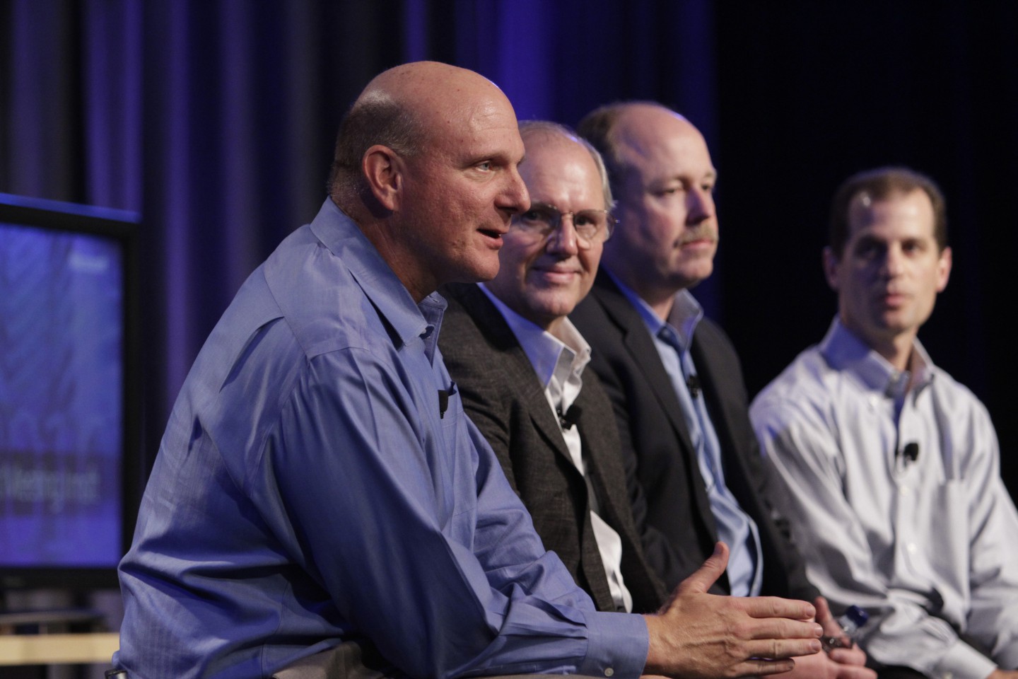 Microsoft-CEO Steve Ballmer auf dem Microsoft Financial Analyst Meeting (FAM), daneben seine Kollegen Craig Mundie, Kevin Turner und Peter Klein (Foto: Microsoft)