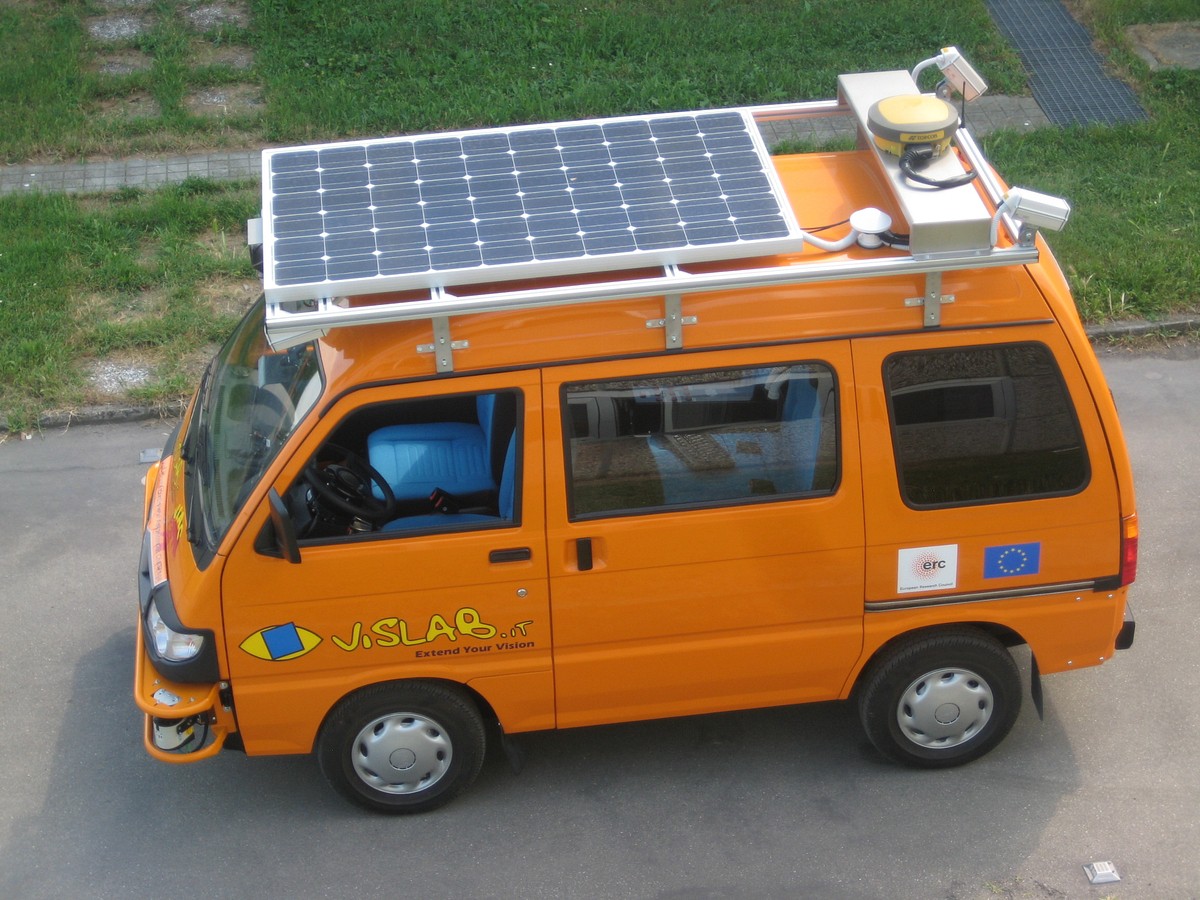 Auf dem Dach befinden sich die Solarzellen, die die Bordelektronik mit Strom versorgen, und die Navigationseinheit (Foto: Vislab)