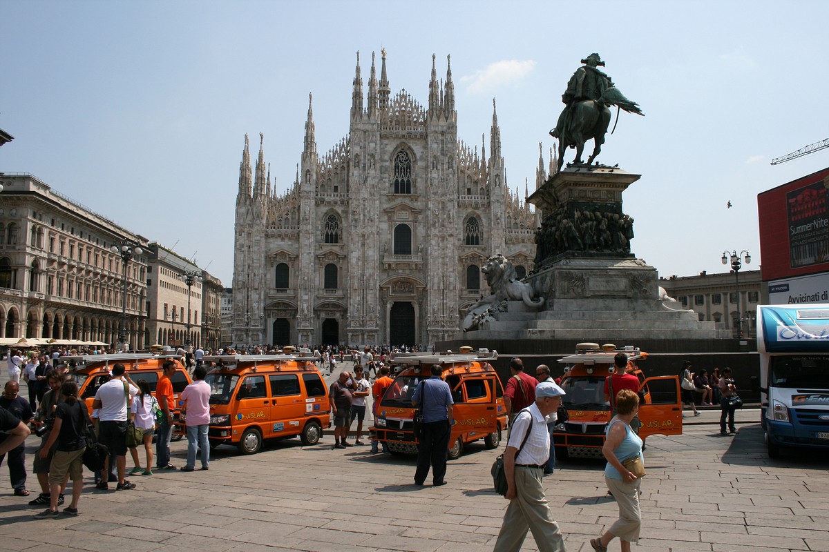 ...auf dem Platz vor dem Mailänder Dom (Foto: Vislab)