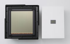 Canons Riesen-CMOS-Sensor links, Vollformatsensor (35 mm) rechts