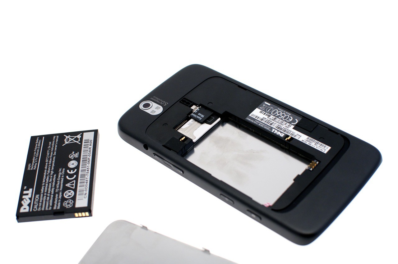 Eingesteckte SIM- und Micro-SD-Karte