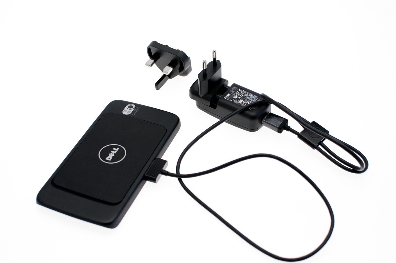 USB-Kabel und Netzteil mit auswechselbarem Stecker