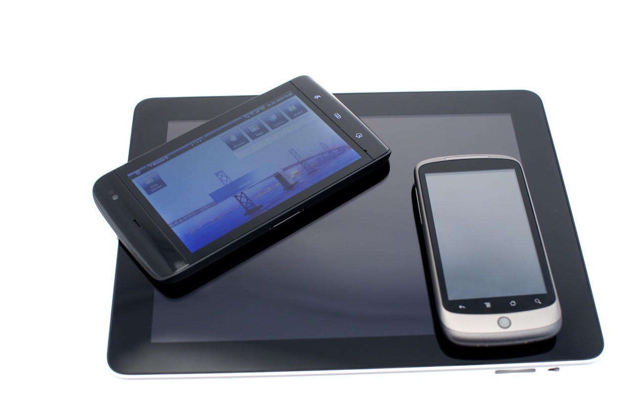 Dell Streak, Googles Nexus One und das iPad. Das Streak ist als Tablet für unterwegs schön klein, aber als Telefon etwas klobig.