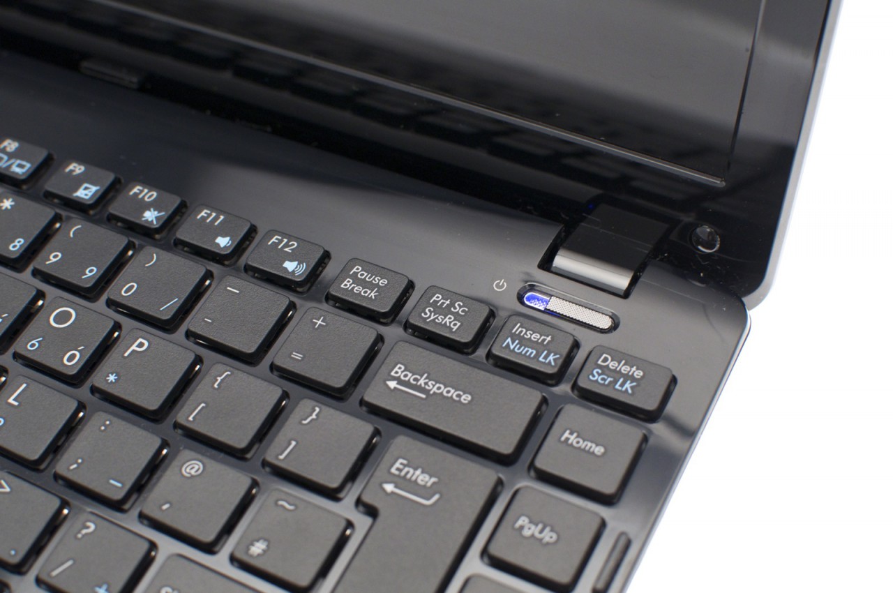 Sieht aus wie ein Schiebeschalter, ist aber nur zum Drücken: der Anschaltknopf.