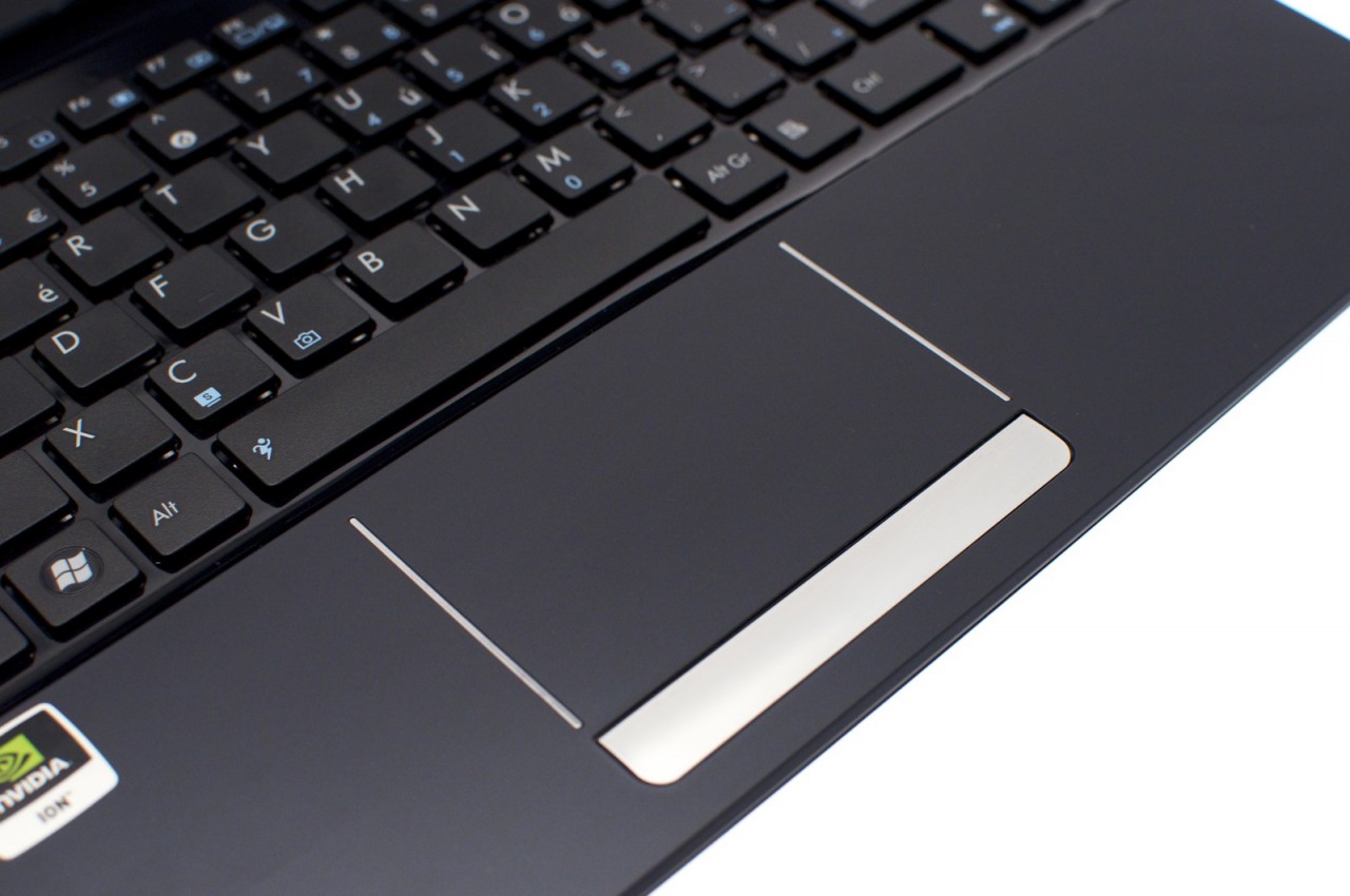 Das Touchpad ist schön groß. Fast 85 mm in der Breite und 47 mm in der Höhe. Die Tastenwippe ist leider nur mäßig.