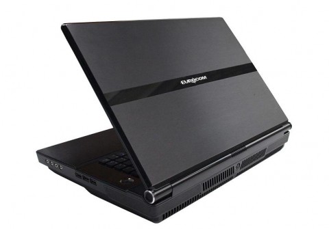 Der Netzteilanschluss sitzt hinten in der Mitte.