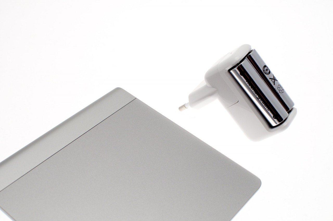 Apple bietet auch ein Ladegerät für Akkus an.