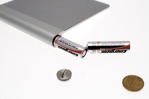 Zwei AA-Batterien legt Apple bei.